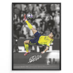 Indlæs billede til gallerivisning Cristiano Ronaldo fodbold plakat med ikonisk saksespark i gul trøje og dramatisk stadionbaggrund.
