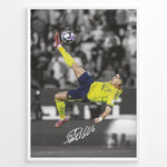 Indlæs billede til gallerivisning Cristiano Ronaldo fodbold plakat med ikonisk saksespark i gul trøje og dramatisk stadionbaggrund.
