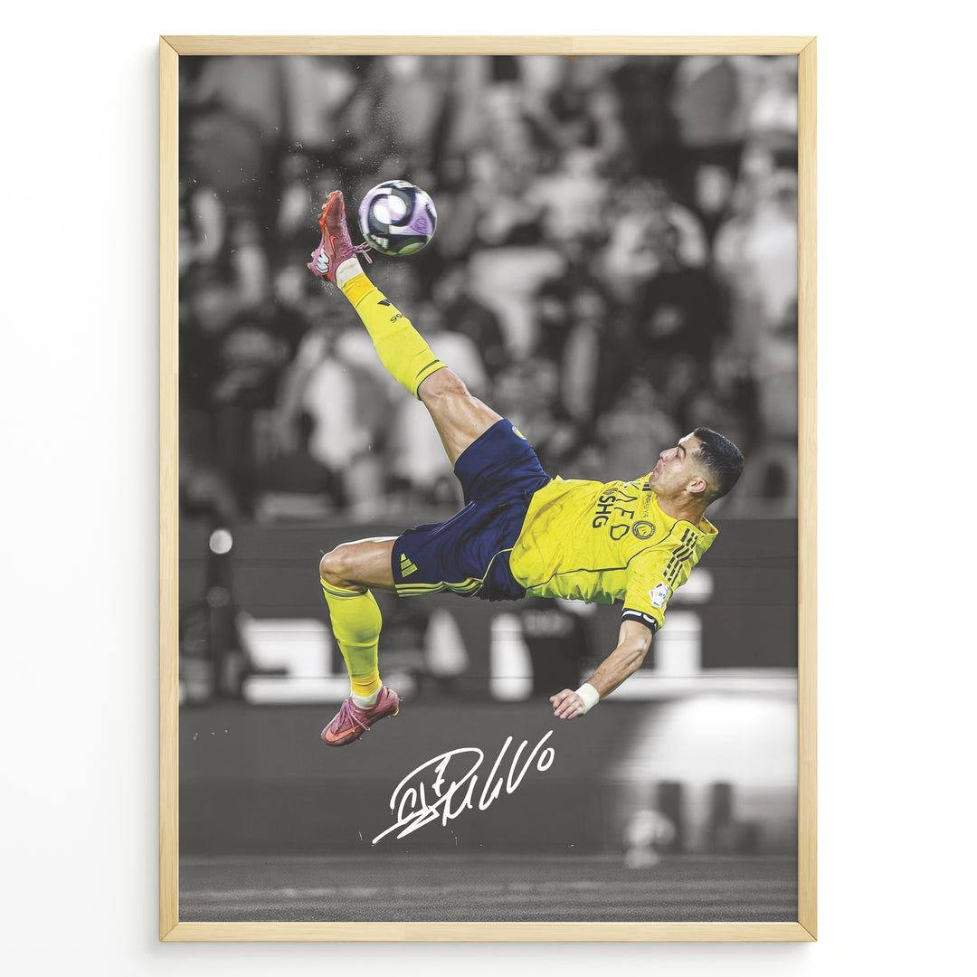 Cristiano Ronaldo fodbold plakat med ikonisk saksespark i gul trøje og dramatisk stadionbaggrund.