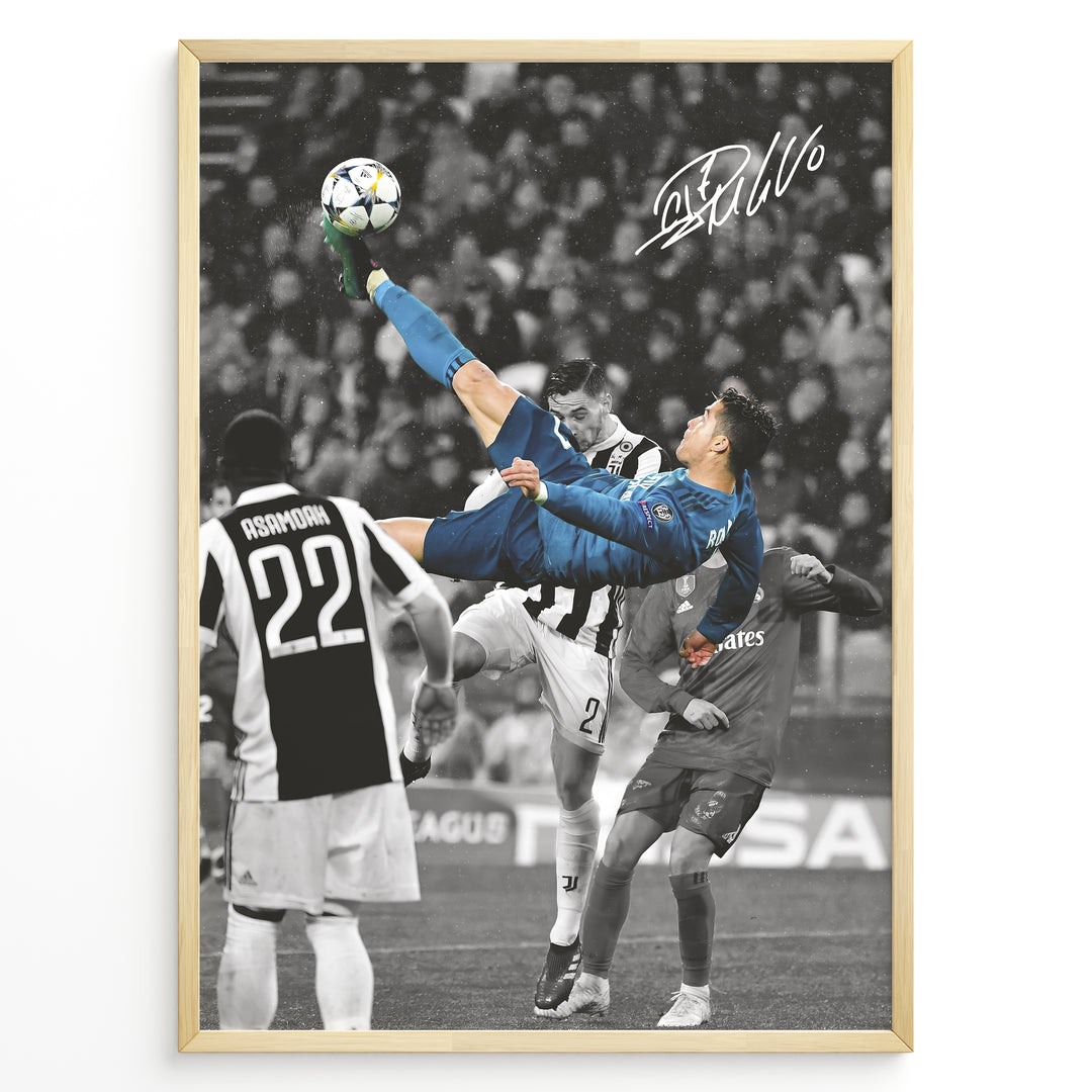 Cristiano Ronaldo fodbold plakat med legendarisk saksespark i blå Real Madrid trøje under Champions League kamp.