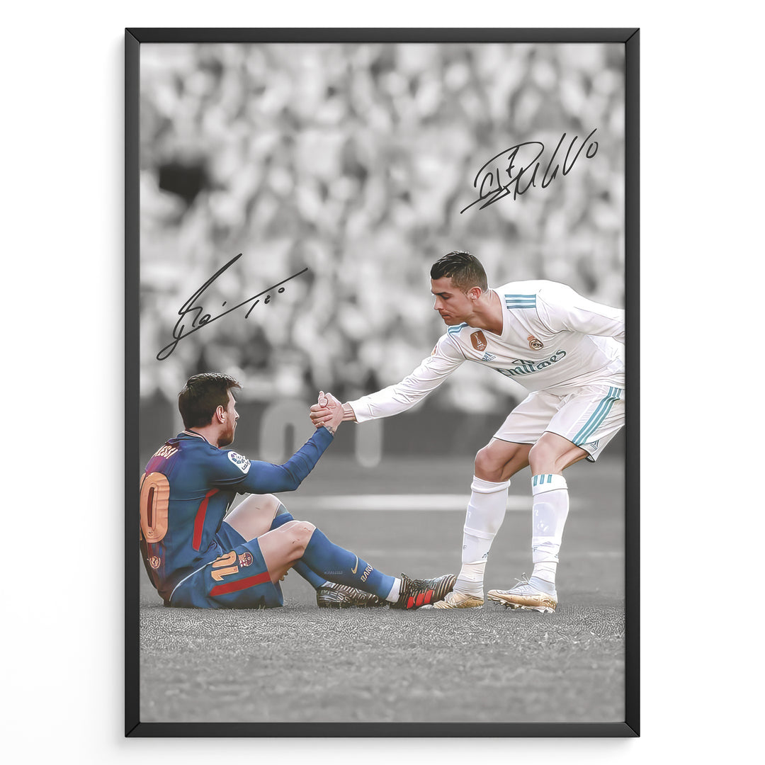 Cristiano Ronaldo og Lionel Messi fodbold plakat fra El Clásico hvor Ronaldo hjælper Messi op i Real Madrid og Barcelona trøje.