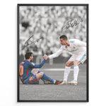 Indlæs billede til gallerivisning Cristiano Ronaldo og Lionel Messi fodbold plakat fra El Clásico hvor Ronaldo hjælper Messi op i Real Madrid og Barcelona trøje.
