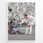Indlæs billede til gallerivisning Cristiano Ronaldo og Lionel Messi fodbold plakat fra El Clásico hvor Ronaldo hjælper Messi op i Real Madrid og Barcelona trøje.
