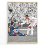 Indlæs billede til gallerivisning Cristiano Ronaldo og Lionel Messi fodbold plakat fra El Clásico hvor Ronaldo hjælper Messi op i Real Madrid og Barcelona trøje.
