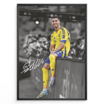 Indlæs billede til gallerivisning Cristiano Ronaldo sitting on barrier wearing Al Nassr yellow jersey framed plakat
