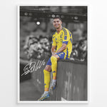 Indlæs billede til gallerivisning Cristiano Ronaldo sitting on barrier wearing Al Nassr yellow jersey framed plakat
