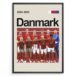 Indlæs billede til gallerivisning Holdfoto | Danmark landshold fodboldplakat 2024-2025 i klassiske røde trøjer – perfekt til fans af det danske nationalteam.
