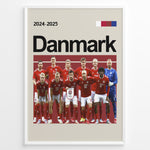 Indlæs billede til gallerivisning Holdfoto | Danmark landshold fodboldplakat 2024-2025 i klassiske røde trøjer – perfekt til fans af det danske nationalteam.
