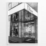 Indlæs billede til gallerivisning Fashion Plakat | Dior Flagship Storefront – New York City Plakaty.dk | Black and white image of the Dior flagship store in New York City, featuring a glass facade, reflective surfaces, and a mannequin in an elegant outfit.
