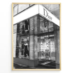 Indlæs billede til gallerivisning Fashion Plakat | Dior Flagship Storefront – New York City Plakaty.dk | Black and white image of the Dior flagship store in New York City, featuring a glass facade, reflective surfaces, and a mannequin in an elegant outfit.
