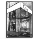 Indlæs billede til gallerivisning Fashion Plakat | Dior Flagship Storefront – New York City Plakaty.dk | Black and white image of the Dior flagship store in New York City, featuring a glass facade, reflective surfaces, and a mannequin in an elegant outfit.
