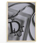 Indlæs billede til gallerivisning Fashion Plakat | Dior Pendant Necklace – Elegant Black &amp; White Fashion Print Plakaty.dk | Black and white close-up image of a Dior pendant necklace with a metallic chain, showcasing luxury jewelry on a textured background.
