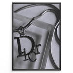 Indlæs billede til gallerivisning Fashion Plakat | Dior Pendant Necklace – Elegant Black &amp; White Fashion Print Plakaty.dk | Black and white close-up image of a Dior pendant necklace with a metallic chain, showcasing luxury jewelry on a textured background.
