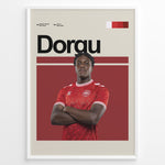 Indlæs billede til gallerivisning Patrick Dorgu fodbold plakat | Danmark landshold spiller i rød hjemmebanetrøje med korslagte arme og selvsikkert udtryk
