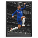 Indlæs billede til gallerivisning Eden Hazard i Chelsea-trøje under en fejring på fodboldbanen. Motivet har en sort-hvid stadionbaggrund, som fremhæver den blå Chelsea-trøje.
