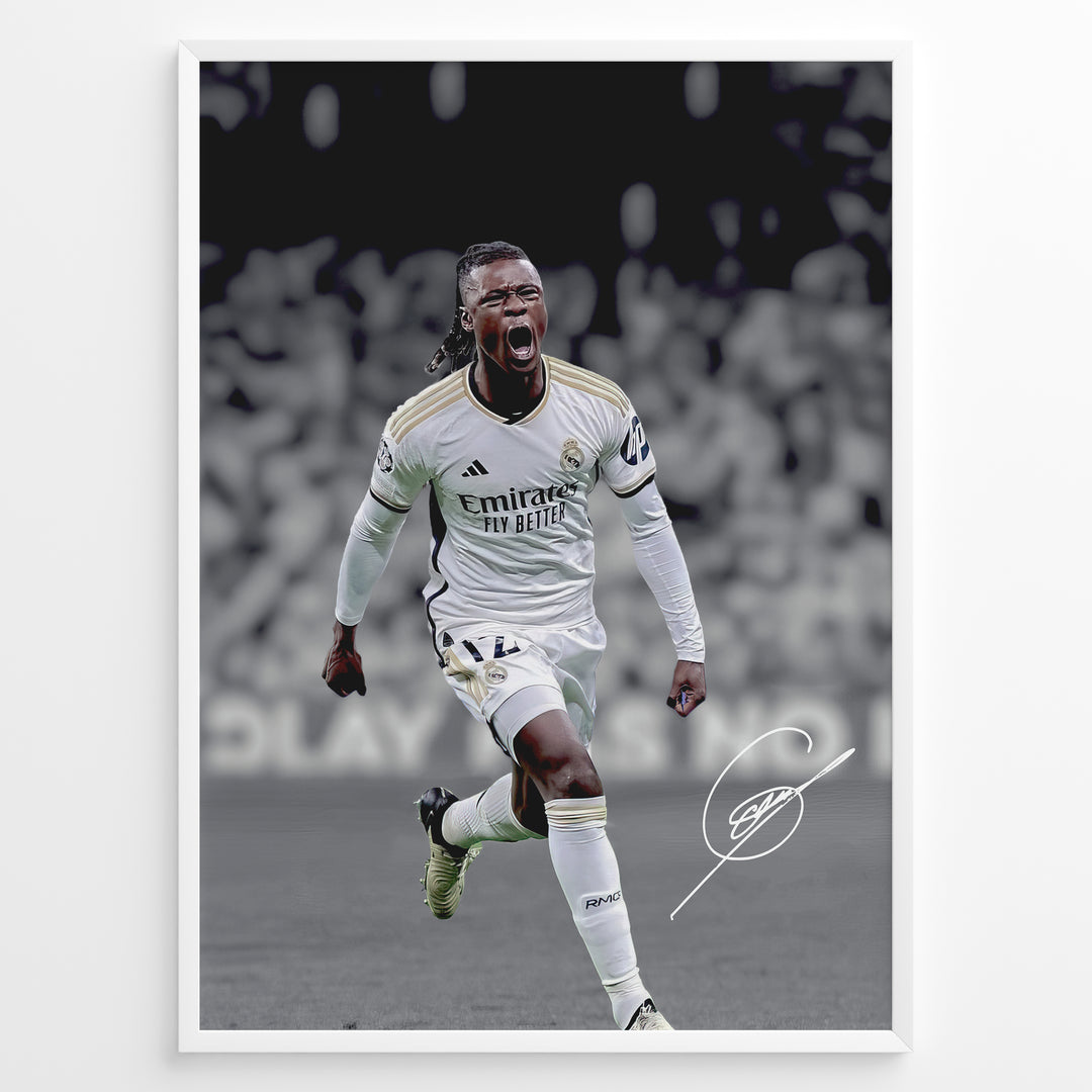 Eduardo Camavinga fodbold plakat i Real Madrid hvid hjemmebanetrøje hvor han jubler med stærkt og energisk udtryk.