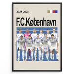 Indlæs billede til gallerivisning Holdfoto | F.C. København fodboldplakat 2024-2025 med spillere i hvid-blå trøjer – stilren hyldest til Danmarks topklub.
