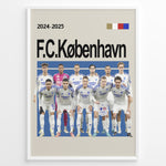 Indlæs billede til gallerivisning Holdfoto | F.C. København fodboldplakat 2024-2025 med spillere i hvid-blå trøjer – stilren hyldest til Danmarks topklub.

