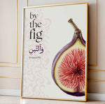 Indlæs billede til gallerivisning Figen plakat med botanisk illustration og engelsk samt arabisk typografi inspireret af Koranens frugter
