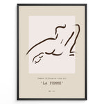 Indlæs billede til gallerivisning Framed “La Femme No.07” poster with minimalist brown line art of a reclining female silhouette on a beige and blush background.
