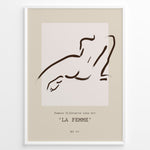 Indlæs billede til gallerivisning Framed “La Femme No.07” poster with minimalist brown line art of a reclining female silhouette on a beige and blush background.
