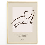 Indlæs billede til gallerivisning Framed “La Femme No.07” poster with minimalist brown line art of a reclining female silhouette on a beige and blush background.
