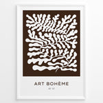 Indlæs billede til gallerivisning Framed Art Bohème poster showing abstract white leaf patterns on a dark brown background with minimalist text at the bottom.
