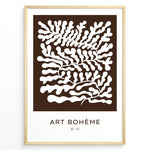 Indlæs billede til gallerivisning Framed Art Bohème poster showing abstract white leaf patterns on a dark brown background with minimalist text at the bottom.
