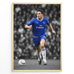 Indlæs billede til gallerivisning Frank Lampard im Trikot des Chelsea FC läuft mit dem Ball über den Fußballplatz. Der schwarz-weiße Hintergrund mit hervorgehobenen blauen Farben verleiht dem Motiv einen modernen und stilvollen Look.
