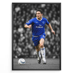 Indlæs billede til gallerivisning Frank Lampard i Chelsea FC-trøje løber med bolden på en fodboldbane. Motivet har en sort-hvid baggrund med fremhævede blå farver og er designet som en moderne Chelsea fodboldplakat.
