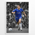 Indlæs billede til gallerivisning Frank Lampard wearing a Chelsea FC jersey and running with the football on the pitch. The black and white background with highlighted blue colors creates a modern and stylish Chelsea football poster design.
