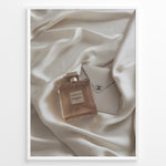 Indlæs billede til gallerivisning Fashion Plakat | Gabrielle Chanel Perfume on Silk with Envelope – Luxury Flat Lay Print Plakaty.dk | Gabrielle Chanel Essence perfume bottle and Chanel envelope placed on soft ivory silk fabric in a luxury flat lay composition.
