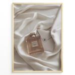 Indlæs billede til gallerivisning Fashion Plakat | Gabrielle Chanel Perfume on Silk with Envelope – Luxury Flat Lay Print Plakaty.dk | Gabrielle Chanel Essence perfume bottle and Chanel envelope placed on soft ivory silk fabric in a luxury flat lay composition.
