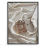 Indlæs billede til gallerivisning Fashion Plakat | Gabrielle Chanel Perfume on Silk with Envelope – Luxury Flat Lay Print Plakaty.dk | Gabrielle Chanel Essence perfume bottle and Chanel envelope placed on soft ivory silk fabric in a luxury flat lay composition.
