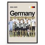 Indlæs billede til gallerivisning Holdfoto | Germany fodboldplakat 2024-2025 med spillere i hvid-sorte trøjer – stilrent design til alle Tyskland-fans.
