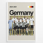 Indlæs billede til gallerivisning Holdfoto | Germany fodboldplakat 2024-2025 med spillere i hvid-sorte trøjer – stilrent design til alle Tyskland-fans.
