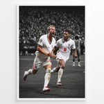 Indlæs billede til gallerivisning Harry Kane og Jude Bellingham plakat i Englands landsholdstrøjer med moderne sort-hvid baggrund
