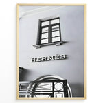 Indlæs billede til gallerivisning Fashion Plakat | Hermès Storefront Minimalist Poster – Black &amp; White Fashion Wall Art Plakaty.dk | Black and white photo of the Hermès storefront with a clean minimalist facade, showing a window above the iconic logo and part of an ornate entryway gate.
