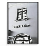 Indlæs billede til gallerivisning Fashion Plakat | Hermès Storefront Minimalist Poster – Black &amp; White Fashion Wall Art Plakaty.dk | Black and white photo of the Hermès storefront with a clean minimalist facade, showing a window above the iconic logo and part of an ornate entryway gate.
