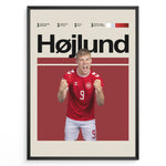 Indlæs billede til gallerivisning Rasmus Højlund fodbold plakat i Danmarks røde landsholdstrøje med kraftfuld jubelscene og moderne design
