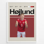 Indlæs billede til gallerivisning Rasmus Højlund fodbold plakat i Danmarks røde landsholdstrøje med kraftfuld jubelscene og moderne design
