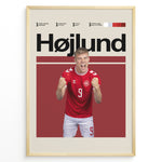 Indlæs billede til gallerivisning Rasmus Højlund fodbold plakat i Danmarks røde landsholdstrøje med kraftfuld jubelscene og moderne design

