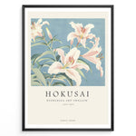 Indlæs billede til gallerivisning Japanske plakater | Japanese art print featuring lilies on a soft blue background, titled &quot;Hokusai – Hydrangea and Swallow (1833–1834),&quot; with text indicating Tokyo, Japan.
