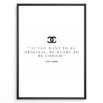 Indlæs billede til gallerivisning Fashion Plakat | Inspirational Coco Chanel Quote Wall Art Plakaty.dk | Black and white framed print with the quote “If you want to be original, be ready to be copied” by Coco Chanel, featuring the Chanel logo.
