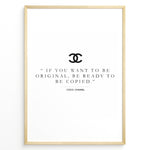 Indlæs billede til gallerivisning Fashion Plakat | Inspirational Coco Chanel Quote Wall Art Plakaty.dk | Black and white framed print with the quote “If you want to be original, be ready to be copied” by Coco Chanel, featuring the Chanel logo.
