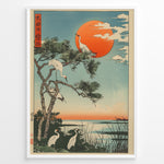 Indlæs billede til gallerivisning Japanske plakater |  Japanese ukiyo-e style art print of white cranes with a pine tree and a vivid red sun over a tranquil lakeside, framed in black.
