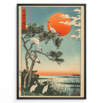 Indlæs billede til gallerivisning Japanske plakater |  Japanese ukiyo-e style art print of white cranes with a pine tree and a vivid red sun over a tranquil lakeside, framed in black.
