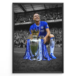 Indlæs billede til gallerivisning John Terry iført Chelsea-trøje med Premier League-trofæet foran Chelseas fans. Et ikonisk fodboldmotiv med fremhævede blå farver og sort-hvid baggrund.
