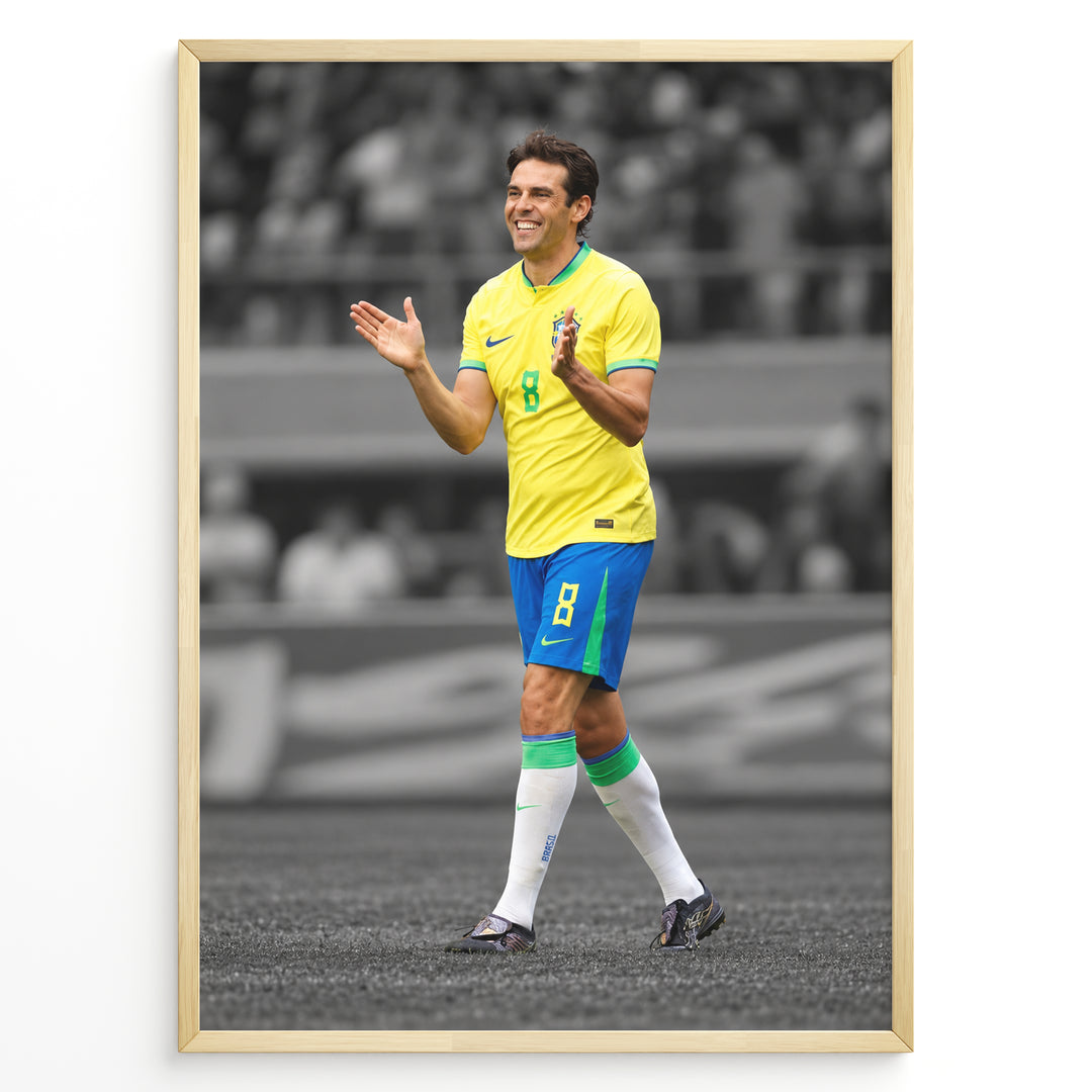 Moderne sportsplakat af Kaká i Brasilien-trøjen, hvor spilleren og de brasilianske farver fremhæves mod en sort-hvid baggrund.