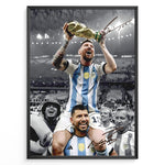 Indlæs billede til gallerivisning Lionel Messi fodbold plakat hvor han fejrer VM-sejr og løfter VM-trofæet i Argentinas blå og hvide landsholdstrøje.
